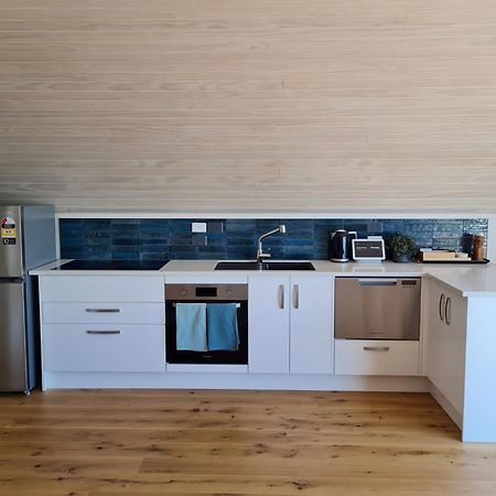 The Boatshed, Luxury Waterfront Accommodation Raglan Exterior photo