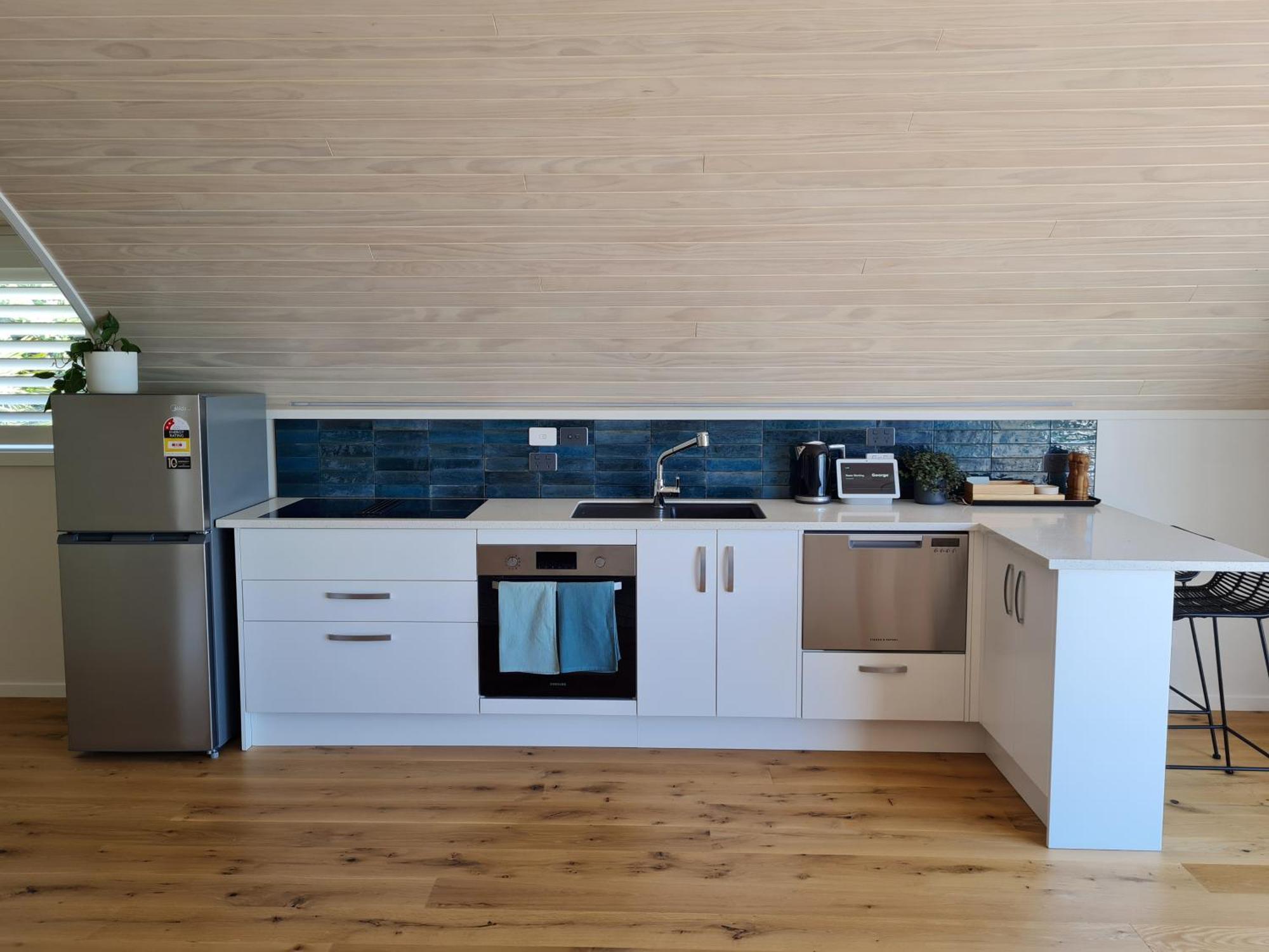 The Boatshed, Luxury Waterfront Accommodation Raglan Exterior photo